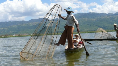 Pêche traditionnelle sur le lac Inlé (Birmanie)