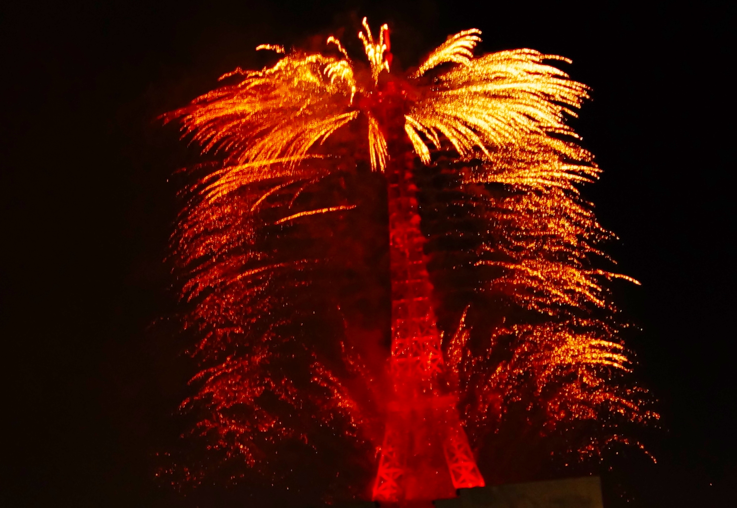 La tour Eiffel s’embrase