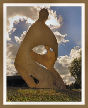 Sculpture danse avec les nuages